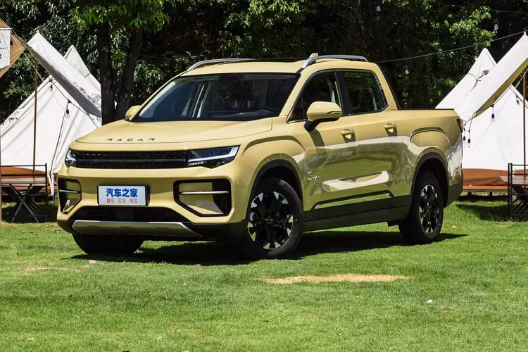 Như vậy, các khách hàng có thể sở hữu chiếc bán tải điện này với phạm vi hoạt động 410 km và 268 mã lực với giá chỉ 140.800 nhân dân tệ (478 triệu đồng), và đó là một thỏa thuận khá tốt. Đó là mức giá bán tốt và đổi lại, Radar RD6 Business Edition bị cắt bớt 1 số đồ chơi như ghế phụ chuyển sang chỉnh tay, vô lăng bọc da bị hủy bỏ, số lượng loa giảm từ 8 xuống còn 6, cuối cùng, tính năng hỗ trợ tự lái không còn xuất hiện trên bản giá rẻ này.