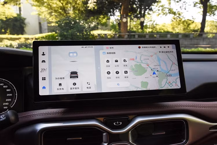 Hệ thống máy trên xe tiếp tục được trang bị các ứng dụng sinh thái Galaxy OS, bao gồm điều khiển bằng giọng nói, điều khiển từ xa, điều hướng, Bluetooth, mạng xe, hình ảnh lùi và các chức năng khác.Hệ thống điều hòa của xe mới chỉnh tay nhưng vẫn có lọc gió CN95 và lọc không khí PM2.5.