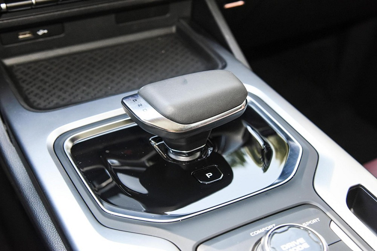 Ở sức mạnh, Radar RD6 Business Edition cung cấp gói LFP 63 kWh (phạm vi 410 km CLTC), gói ternary 86 kWh NMC (phạm vi CLTC 550 km) và pin NMC 100 kWh (phạm vi CLTC 632 km).