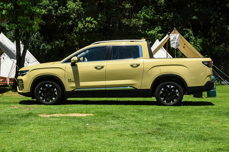 Về ngoại hình, Radar RD6 Business Edition sử dụng đèn pha LED, vị trí đèn chạy ban ngày được điều chỉnh xuống phần dưới của lưới tản nhiệt trung tâm, cụm đèn pha không còn chia đôi. Lưới tản nhiệt ba chiều màu đen ở đầu xe vẫn nối liền với đèn pha, hai bên cản xe có các hốc hút gió cỡ lớn. Có logo tiếng Anh của radar trên nắp động cơ phía trước.