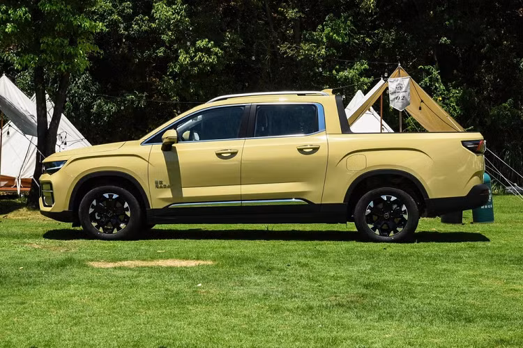 Về ngoại hình, Radar RD6 Business Edition sử dụng đèn pha LED, vị trí đèn chạy ban ngày được điều chỉnh xuống phần dưới của lưới tản nhiệt trung tâm, cụm đèn pha không còn chia đôi. Lưới tản nhiệt ba chiều màu đen ở đầu xe vẫn nối liền với đèn pha, hai bên cản xe có các hốc hút gió cỡ lớn. Có logo tiếng Anh của radar trên nắp động cơ phía trước.