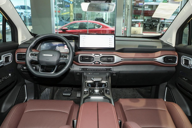 Ở đuôi xe, Radar RD6 phiên bản Business Edition khác hẳn những chiếc xe bán tải trước đây, sử dụng thiết kế đèn hậu nằm ngang, gần với thiết kế của xe du lịch hơn, đèn hậu tạo hình chữ X, độc đáo hơn khi thắp sáng vào ban đêm. Các đèn được nối với nhau và tạo thành đèn hậu kiểu xuyên suốt.