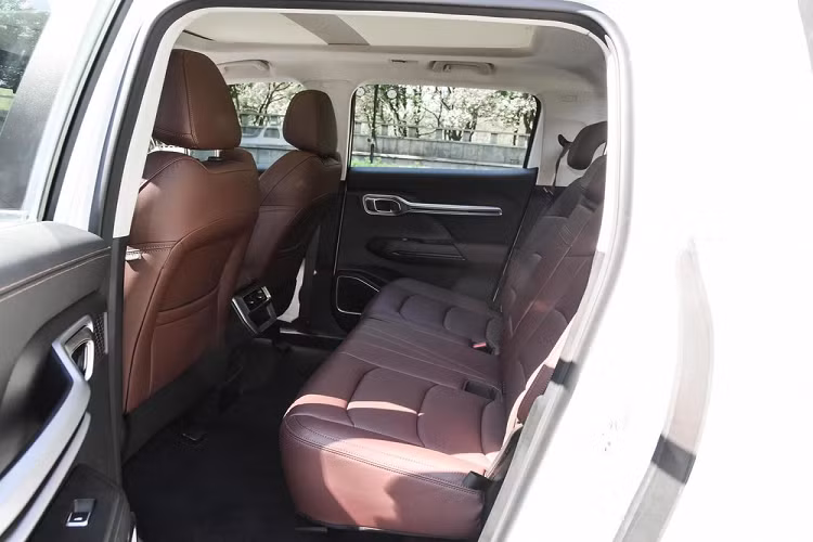 Về nội thất, phiên bản Radar RD6 Business Edition tiếp tục thiết kế của những mẫu xe thông thường, sử dụng màn hình điều khiển trung tâm dạng nổi 12,3 inch nhưng bảng đồng hồ full LCD không còn trang bị bảng đồng hồ truyền thống.