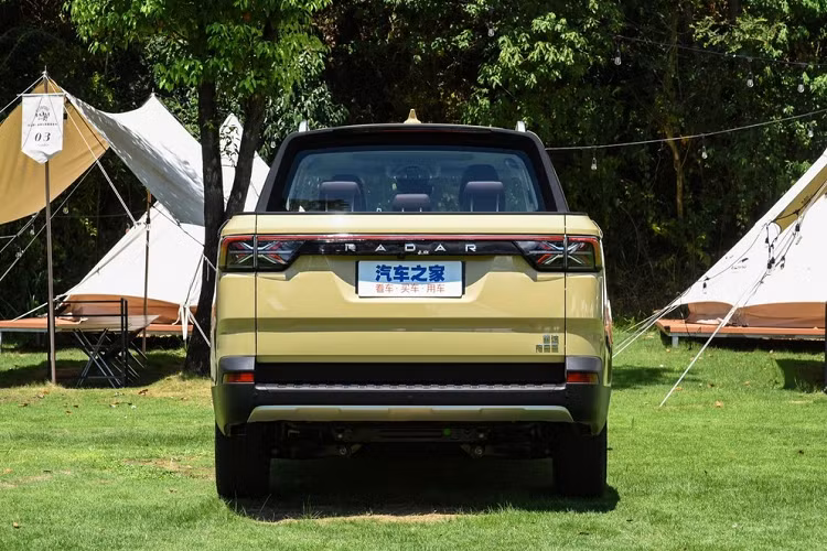 Về kích thước mẫu xe, chiều dài, rộng và cao của xe mới lần lượt là 5260/1900/1830mm, chiều dài cơ sở 3120mm. Kích thước thùng sau lần lượt là 1525/1450/540mm chiều dài, chiều rộng và chiều cao, xe mới có thể chở được 5 người. Xe mới sử dụng mâm hợp kim nhôm 17 inch.