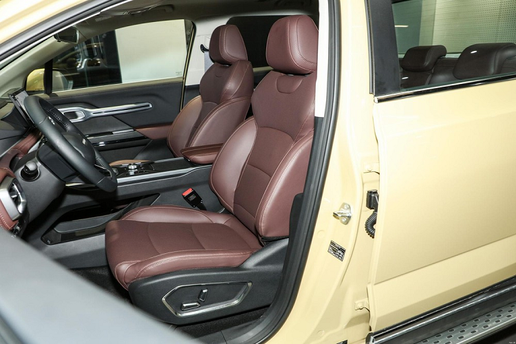 So với các mẫu xe tầm trung đến cao cấp, xe mới loại bỏ giá để hành lý, bàn đạp bên hông, mâm xe thể thao, cửa sổ trời toàn cảnh và các cấu hình khác, đồng thời loại bỏ cốp trước và thay thế bằng trang bị tùy chọn .