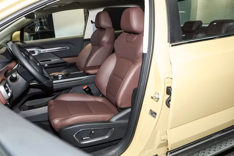 So với các mẫu xe tầm trung đến cao cấp, xe mới loại bỏ giá để hành lý, bàn đạp bên hông, mâm xe thể thao, cửa sổ trời toàn cảnh và các cấu hình khác, đồng thời loại bỏ cốp trước và thay thế bằng trang bị tùy chọn .