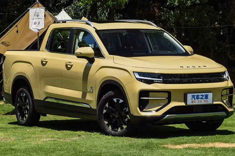 Cụ thể, thay vì có giá từ 178.000 nhân dân tệ, tương đương 603 triệu đồng như trước, khách mua xe bán tải Radar RD6 Business Edition chỉ cần chi ra số tiền 145.800 nhân dân tệ, tương đương 493 triệu đồng là đã có thể sở hữu chiếc xe bán tải điện đầu tiên của Radar. Hơn nữa, những khách hàng đặt hàng Radar RD6 Business Edition trước ngày 4 tháng 5 sẽ được giảm giá 5.000 nhân dân tệ, tương đương 17 triệu đồng.