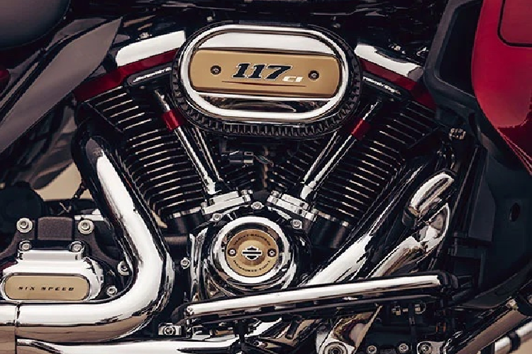 Harley-Davidson CVO Road Glide kỷ niệm 120 năm có tông màu chủ đạo là đen, nổi bật với các chi tiết sơn màu đỏ Heirloom Red cùng với decal trang trí hình ảnh chim đại bàng tung cánh bay đã khiến phiên bản Road Glide Limited trở nên nổi bật.