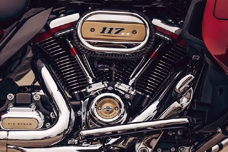 Harley-Davidson CVO Road Glide kỷ niệm 120 năm có tông màu chủ đạo là đen, nổi bật với các chi tiết sơn màu đỏ Heirloom Red cùng với decal trang trí hình ảnh chim đại bàng tung cánh bay đã khiến phiên bản Road Glide Limited trở nên nổi bật.