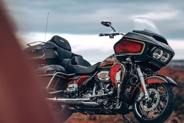 Bên cạnh đó, phần yên xe cũng được bọc màu đỏ, vị trí bình xăng có logo "Harley-Davidson" cùng dòng chữ đánh dấu kỷ niệm 120 năm được bao phủ bởi con đại bàng lấy cảm hứng từ Art Deco. Trong đó chiếc grand-tourer CVO Road Glide kỷ niệm 120 năm sở hữu tông màu sơn đặc biệt hơn hẳn các biến thể khác.