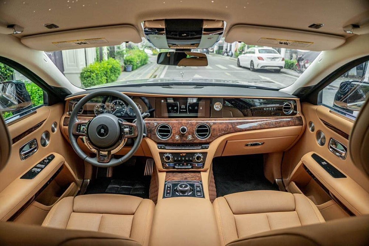 Cụ thể, vào năm ngoái, chiếc xe siêu sang Rolls-Royce Ghost thế hệ mới mang biển số 30H-211.68 này đã được nhiều showroom xe sang ở Hà Nội, cũng như các "cò xe" rao bán với giá từ 39 tỷ đồng, nhưng không có khách nào ưng mắt. Vì thế, đến nay, chiếc xe Rolls-Royce Ghost 2021 giảm giá 3 tỷ đồng, chỉ còn 36 tỷ đồng.