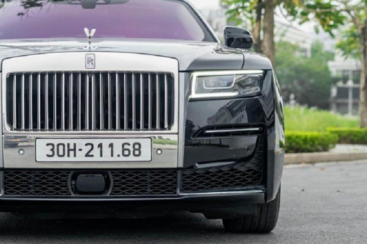 Điểm lợi thế của chiếc Rolls-Royce Ghost 2021 đang được chào bán trên 36 tỷ đồng chính là việc xe thuộc bản mới, gần như là hàng hiếm đang được rao bán, biển số xe cũng dễ nhớ với 2 số đuôi là 68, lộc phát, xe thuộc bản trục cơ sở dài, có đầy đủ đồ chơi.