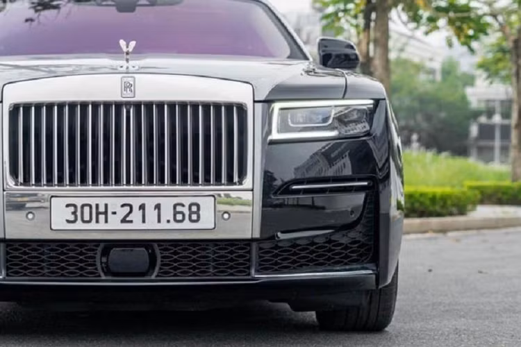 Điểm lợi thế của chiếc Rolls-Royce Ghost 2021 đang được chào bán trên 36 tỷ đồng chính là việc xe thuộc bản mới, gần như là hàng hiếm đang được rao bán, biển số xe cũng dễ nhớ với 2 số đuôi là 68, lộc phát, xe thuộc bản trục cơ sở dài, có đầy đủ đồ chơi.