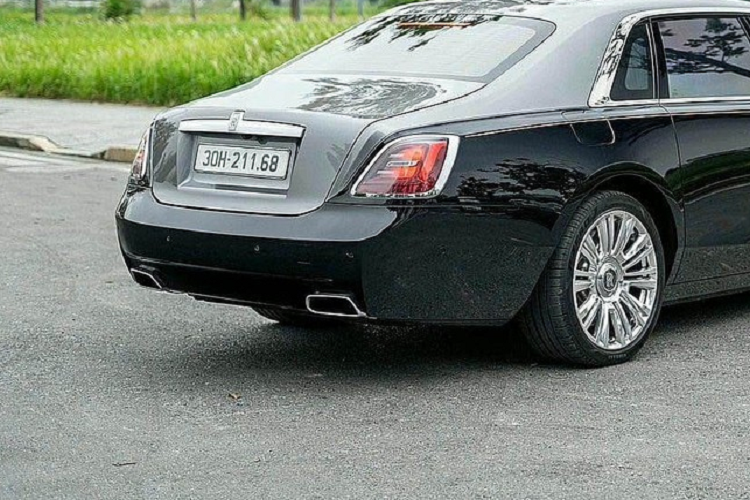 Rolls-Royce Ghost thế hệ mới cũng được trang bị khối động cơ xăng V12, tăng áp kép, dung tích 6.75 lít như bản cũ nhưng sản sinh ra công suất tối đa 563 mã lực, tăng 1 mã lực còn mô-men xoắn cực đại được bơm thêm 70 Nm, lên con số 850 Nm.