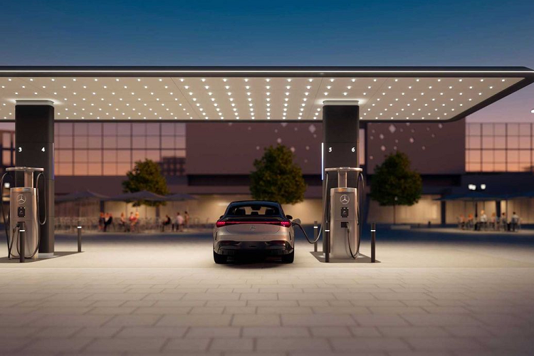 Theo Markus Schaefer- Giám đốc công nghệ của Mercedes-Benz, người đã nói chuyện với giới truyền thông trong CES năm nay, một lý do lớn khiến Mercedes sẵn sàng chi hàng tỷ đô la để mua đất và lắp đặt hàng nghìn trạm sạc là để cải thiện trải nghiệm xe điện của người dùng.
