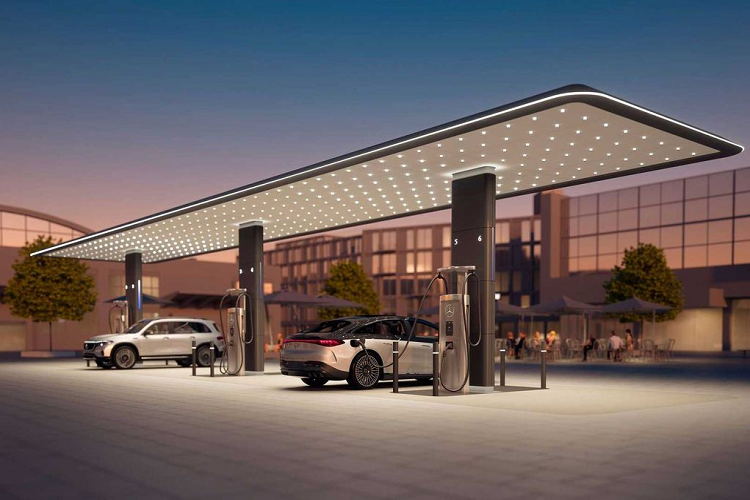Bộ sạc của xe điện Mercedes-Benz sẽ được lắp đặt tại “các thành phố trọng điểm và trung tâm dân cư đô thị, gần các tuyến đường huyết mạch chính, các điểm đến dịch vụ và bán lẻ thuận tiện, bao gồm cả các đại lý của Mercedes-Benz.”