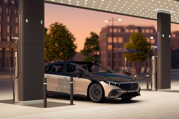 Mercedes-Benz đã công bố trong Triển lãm Điện tử Tiêu dùng (CES) năm 2023 tại Las Vegas rằng họ đang có kế hoạch xây dựng mạng lưới trạm sạc năng lượng cao của riêng mình trên toàn cầu. Hãng xe Đức có kế hoạch mở hơn 400 trạm sạc xe điện Mercedes-Benz tại Mỹ, với hơn 2.500 bộ sạc công suất cao trên khắp Bắc Mỹ vào năm 2027.