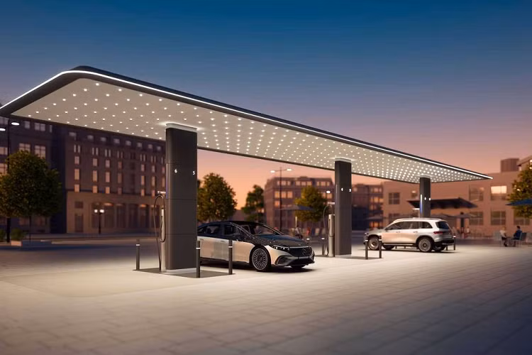 Mercedes cho biết sẽ có hơn 10.000 bộ sạc được lắp đặt ở châu Âu, Trung Quốc và "các thị trường chính khác" vào cuối thập kỷ này. Ban đầu, Mercedes dự định mỗi trạm sẽ có từ 4 đến 10 bộ sạc, nhưng con số này có thể tăng lên 30 bộ sạc tại một trạm trong tương lai. Mỗi bộ sạc có khả năng cung cấp tới 350 kW.