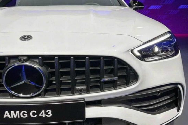 AMG C43 4Matic được định vị là mẫu xe cận cao cấp, chỉ xếp sau C63 AMG.
