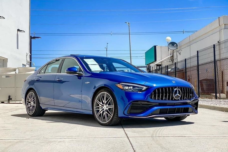 Xe được trang bị hệ thống chiếu sáng hiện đại và tiên tiến nhất của hãng Digital Light với 1024 chip LED 1,4 triệu điểm ảnh cho hiệu năng chiếu sáng cực cao tối ưu và nhiều tính năng hoạt động bổ trợ an toàn cho người sử dụng.