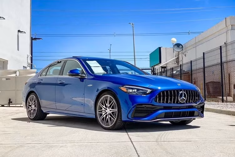 Xe được trang bị hệ thống chiếu sáng hiện đại và tiên tiến nhất của hãng Digital Light với 1024 chip LED 1,4 triệu điểm ảnh cho hiệu năng chiếu sáng cực cao tối ưu và nhiều tính năng hoạt động bổ trợ an toàn cho người sử dụng.