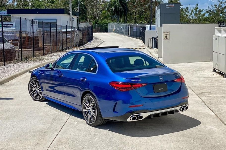 Bên cạnh đó, xe còn được trang bị chế độ lái "Race Start" giúp tối ưu khả năng tăng tốc, cùng với chế độ Sport, Sport+, Comfort và Individual. Ngoài ra, Mercedes-AMG C43 4Matic mang lại trải nghiệm lái đầy thể thao với hệ thống treo thể thao AMG Ride Control và hệ thống đánh lái bánh sau.