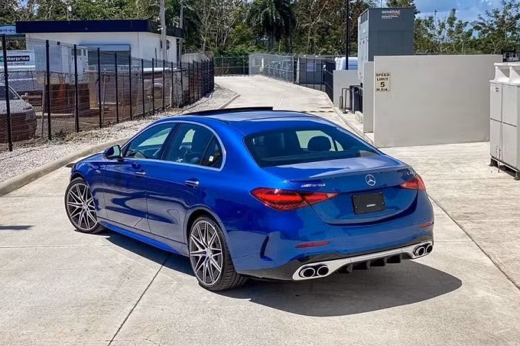 Bên cạnh đó, xe còn được trang bị chế độ lái "Race Start" giúp tối ưu khả năng tăng tốc, cùng với chế độ Sport, Sport+, Comfort và Individual. Ngoài ra, Mercedes-AMG C43 4Matic mang lại trải nghiệm lái đầy thể thao với hệ thống treo thể thao AMG Ride Control và hệ thống đánh lái bánh sau.