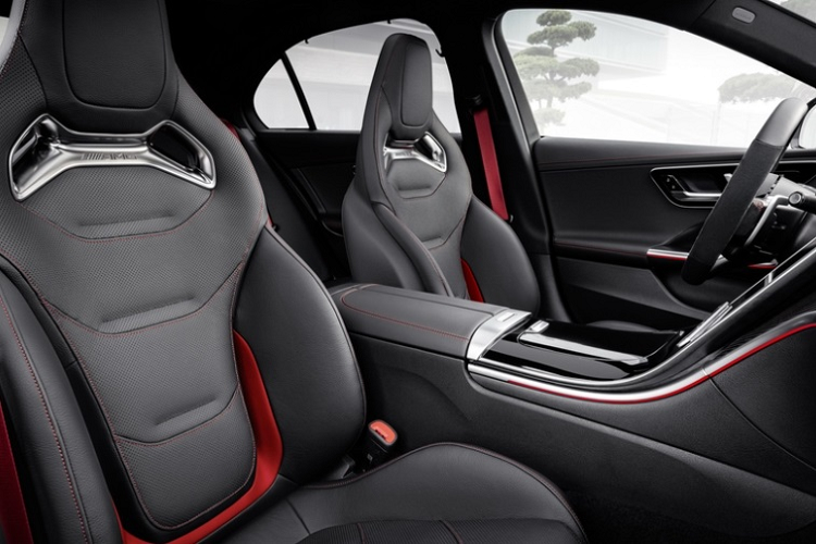 Cung cấp sức mạnh cho Mercedes-AMG C 43 4Matic là động cơ 4 xi-lanh, được lắp ráp theo triết lý "One Man, One Engine" (tạm dịch: "Một kỹ sư, một động cơ"). Khối động cơ được bổ trợ bởi công nghệ hybrid 48V tích hợp máy phát, tổng công suất tối đa đạt 402 mã lực và mô-men xoắn 500 Nm. Xe sử dụng hệ dẫn động bốn bánh toàn thời gian 4Matic và hộp số tự động 9 cấp.