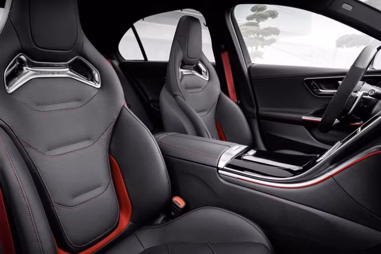 Cung cấp sức mạnh cho Mercedes-AMG C 43 4Matic là động cơ 4 xi-lanh, được lắp ráp theo triết lý "One Man, One Engine" (tạm dịch: "Một kỹ sư, một động cơ"). Khối động cơ được bổ trợ bởi công nghệ hybrid 48V tích hợp máy phát, tổng công suất tối đa đạt 402 mã lực và mô-men xoắn 500 Nm. Xe sử dụng hệ dẫn động bốn bánh toàn thời gian 4Matic và hộp số tự động 9 cấp.