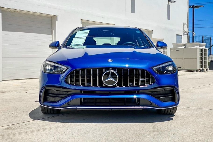 Phần sau xe có 4 ống xả đặt đối xứng hai bên, cản sau màu đen bao quanh ống xả. Mâm xe đa chấu có kích thước 20 inch đi cùng cùm phanh màu đỏ. Về nội thất, bên trong khoang cabin C43 AMG được thiết kế khá giống C-Class nhưng nhưng được bổ sung thêm nhiều chi tiết thể thao.