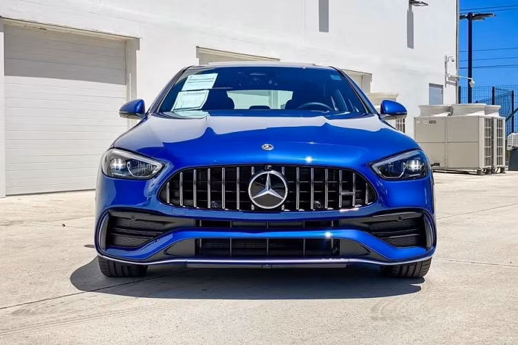 Phần sau xe có 4 ống xả đặt đối xứng hai bên, cản sau màu đen bao quanh ống xả. Mâm xe đa chấu có kích thước 20 inch đi cùng cùm phanh màu đỏ. Về nội thất, bên trong khoang cabin C43 AMG được thiết kế khá giống C-Class nhưng nhưng được bổ sung thêm nhiều chi tiết thể thao.