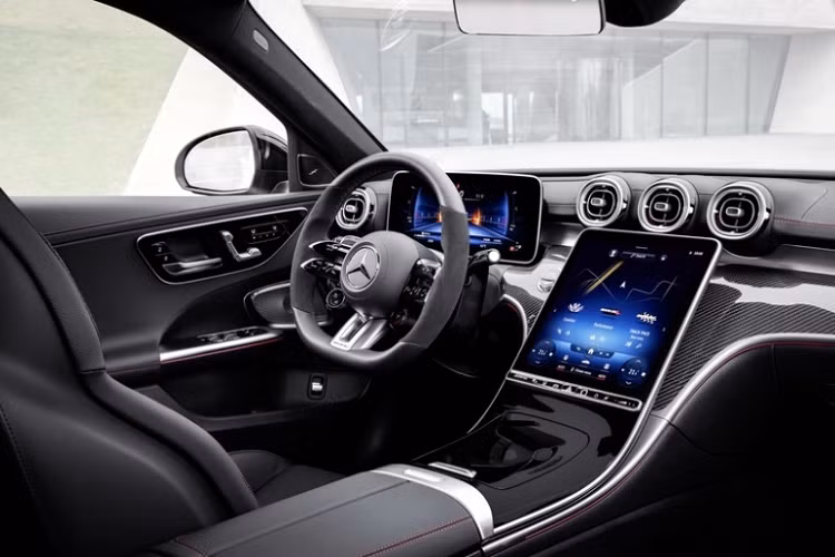 Xe có ghế ngồi được bọc da giả Artico tông đen, mang đến cho người dùng cảm giác ôm người, thoải mái, dễ chịu hơn khi sử dụng.