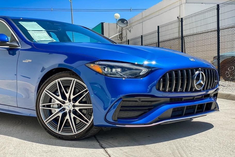 Mercedes-AMG C43 4Matic mang trên mình nét nhấn của dòng xe hiệu năng cao của AMG, đó chính là bộ lưới tản nhiệt trứ danh Panamericana đặc trưng với những thanh sọc dọc màu đen bóng rất cá tính và phong cách trên bộ cản trước đi kèm những hốc hút gió cỡ lớn.