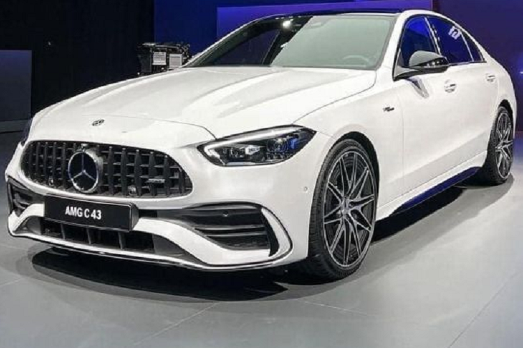 Mercedes-AMG C 43 4Matic lắp ráp tại Việt Nam sẽ được hưởng lợi từ chính sách giảm 50% lệ phí trước bạ của Chính phủ trong nửa cuối năm nay. Nếu khách hàng mua xe ở thời điểm này có thể tiết kiệm được từ 148 - 177 triệu đồng chi phí lăn bánh.