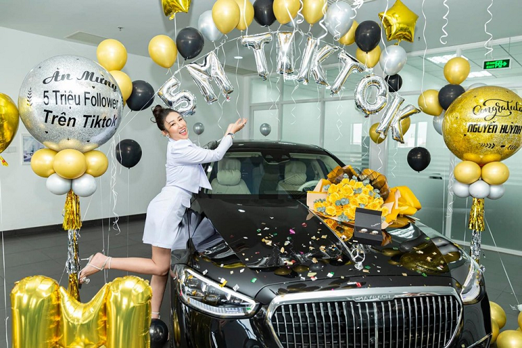 Mới đây, hot mom Nguyễn Huỳnh Như đã chia sẻ hình ảnh đi nhận xe siêu sang Mercedes-Maybach S450 4Matic 2023 mới khiến không ít người choáng trước sự chịu chơi của nữ đại gia 9X này cùng chồng.