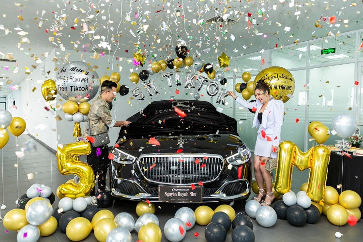 Dòng xe siêu sang Mercedes-Maybach S450 4Matic thế hệ mới mà hot Tiktoker Nguyễn Huỳnh Như mới nhận bàn giao chỉ mới được phân phối chính hãng và bàn giao trong tháng 12 năm 2022, đây là mẫu xe rất hot vì có giá rẻ nhất trong sản phẩm nhà Mercedes-Maybach S-Class 2023