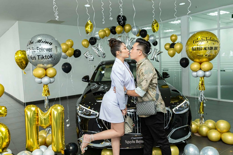 Mercedes-Maybach S450 4Matic của Nguyễn Huỳnh Như được trang bị động cơ tăng áp, dung tích 3.0 lít thế hệ mới với công nghệ EQ Boost tạo ra công suất tối đa 367 mã lực. Như vậy, hot mom nổi tiếng ở miền Tây đã sở hữu 1 chiếc xe siêu sang trong bộ sưu tập sau khi có siêu xe, ngoài ra, cô gái này còn được chồng mua tặng 1 chiếc xe tay ga giới hạn Vespa 946 Christian Dior với giá tận 1,8 tỷ đồng.