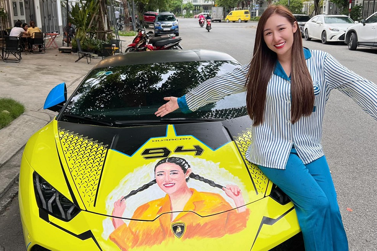 Thông tin 1 người đẹp 9X mua chiếc xe siêu sang Mercedes-Maybach S450 4Matic 2023 đắt đỏ để mừng 5 triệu lượt follow trên mạng xã hội đã khiến không ít người sốc và muốn biết gia thế cũng như công việc người đẹp này phát đạt tới đâu lại chơi lớn đến thế.