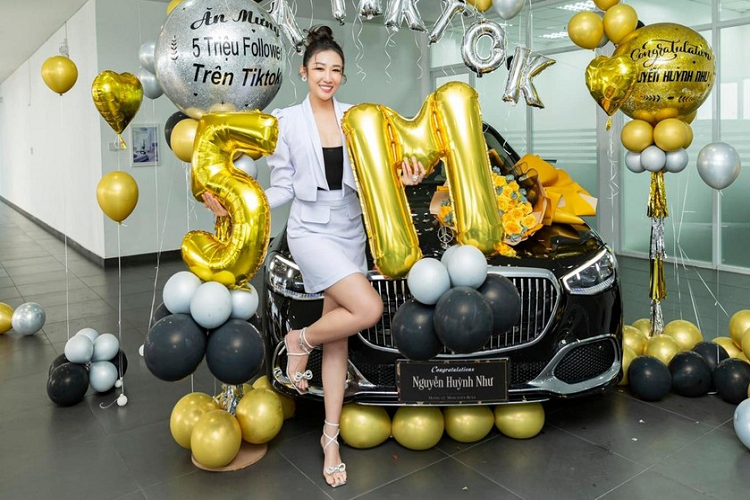 Được biết, lý do Huỳnh Như mua xe Mercedes-Maybach S450 4Matic 2023 hơn 8 tỷ ngoài để có phương tiện di chuyển và làm ăn còn là để ăn mừng tài khoản Tiktok của mình nhận 5 triệu lượt theo dõi.