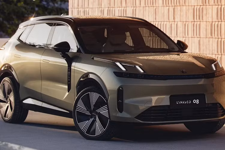 Nhờ có sức mạnh ấn tượng trên mà chiếc SUV cỡ trung Lynk &amp; Co 08 chỉ cần thời gian 5 giây để tăng tốc từ vị trí xuất phát lên tốc độ 100 km/h.