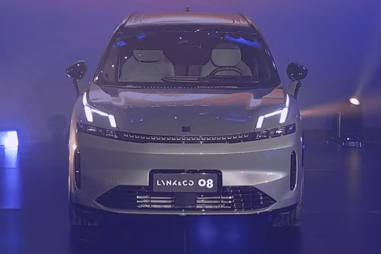 Vào cuối tháng 3 đầu năm nay, hãng Lynk &amp; Co của Trung Quốc đã cho ra mắt 1 thành viên mới trong gia đình đội xe số của mình, đó là chiếc 08, là mô hình thứ 7 của hãng xe Trung Quốc, tiếp nối các số 01, 02, 03, 05, 06 và 09 đã ra mắt trước đó.