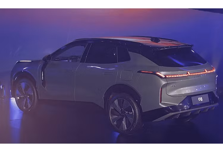 Cụ thể, về phần sức mạnh của Lynk &amp; Co 08 sẽ được trang bị động cơ plug-in hybrid với máy xăng 4 xi-lanh, dung tích 1.5 lít và động cơ điện, hệ truyền động này sẽ mang đến cho xe công suất tối đa lên đến 563 mã lực, rất ấn tượng cho 1 chiếc SUV cỡ trung. Mô-men xoắn cực đại của xe Lynk &amp; Co 08 sẽ là 900 Nm.