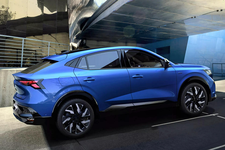 Renault phát triển mẫu Rafale bằng nền tảng khung gầm CMF-CD, giống với các mẫu Austral và Espace mới, tuy nhiên lại áp dụng ngôn ngữ thiết kế khác biệt. Nhìn thoạt qua, xe rất giống... Peugeot. Điều này là hoàn toàn dễ hiểu, bởi người phụ trách ngôn ngữ thiết kế mới cho Renault hiện tại là Gilles Vidal, trước đây từng làm cho Peugeot.