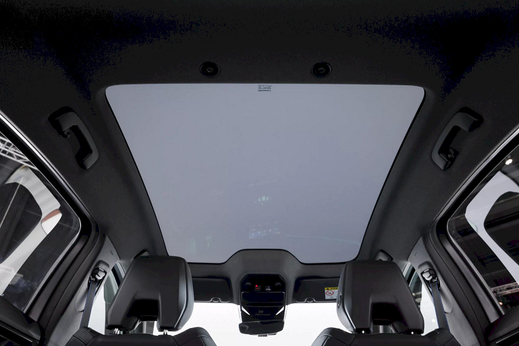 Một tính năng rất thú vị là cửa sổ trời toàn cảnh Solarbay với lớp kính đặc biệt, có khả năng tăng/giảm độ sáng tùy theo nhu cầu của hành khách. Renault đảm bảo rằng mặc dù mui xe vuốt cong thấp dần về phía đuôi nhưng vẫn có khoảng không gian đầu rộng rãi cho hành khách phía sau, cùng với khoảng để đầu gối rộng rãi nhờ chiều dài cơ sở dài.