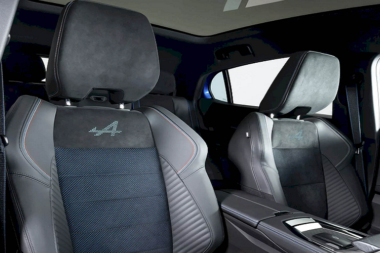 Bản cao cấp trang bị "hệ truyền động E-Tech 4×4 hiệu năng cao", có tổng công suất lên đến 296 mã lực (221 kW) nhờ được bổ sung thêm mô-tơ điện ở cầu sau, tạo nên hệ dẫn động 4 bánh. Đây là hệ thống hybrid cắm sạc PHEV. Renault hiện chưa tiết lộ thêm thông tin về thông số kỹ thuật chi tiết của bản này, cũng như phạm vi hoạt động chỉ bằng năng lượng điện.