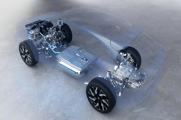 Bản tiêu chuẩn kế thừa hệ thống hybrid tự sạc với Austral và Espace, gồm sự kết hợp giữa động cơ xăng 3 xi-lanh 1,2 lít tăng áp 129 mã lực với mô-tơ điện gắn ở cầu trước, máy phát khởi động điện áp cao và pin lithium-ion 2 kWh. Tổng công suất là 197 mã lực (147 kW) và mô-men xoắn 205 Nm, truyền đến cầu trước qua hộp số tự động thông minh.