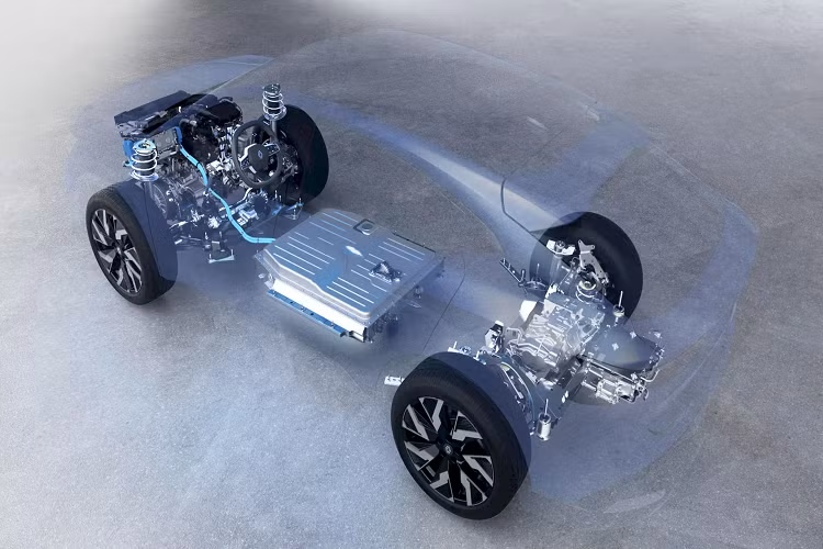 Bản tiêu chuẩn kế thừa hệ thống hybrid tự sạc với Austral và Espace, gồm sự kết hợp giữa động cơ xăng 3 xi-lanh 1,2 lít tăng áp 129 mã lực với mô-tơ điện gắn ở cầu trước, máy phát khởi động điện áp cao và pin lithium-ion 2 kWh. Tổng công suất là 197 mã lực (147 kW) và mô-men xoắn 205 Nm, truyền đến cầu trước qua hộp số tự động thông minh.