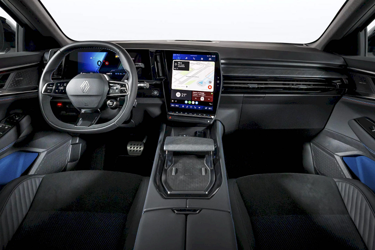 Bên trong nội thất xe, những ai đã từng bắt gặp kiểu thiết kế táp-lô OpenR trên những chiếc Austral và Espace mới sẽ cảm thấy hết sức quen thuộc. Điều này có nghĩa là Rafale cũng được ứng dụng hệ thống màn hình gồm bảng đồng hồ kỹ thuật số 12,3 inch sau vô-lăng, HUD 9,3 inch trên kính lái và màn hình trung tâm 12 inch đặt dọc hướng về phía người lái.