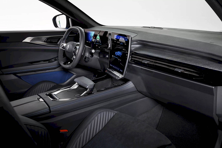 Về khả năng chứa đồ, cốp của Renault Rafale có thể tích lớn 647 lít, tương đương với phiên bản năm chỗ của Espace. Với tư cách là dòng xe Renault đầu bảng, Rafale được trang bị hệ truyền động hybrid E-Tech mạnh mẽ và hiệu quả nhất hiện nay của hãng xe Pháp.