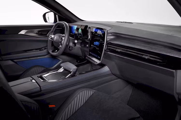Về khả năng chứa đồ, cốp của Renault Rafale có thể tích lớn 647 lít, tương đương với phiên bản năm chỗ của Espace. Với tư cách là dòng xe Renault đầu bảng, Rafale được trang bị hệ truyền động hybrid E-Tech mạnh mẽ và hiệu quả nhất hiện nay của hãng xe Pháp.